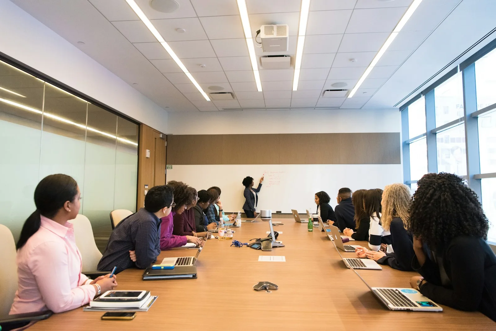 Đội kinh doanh họp quanh bàn dài để rà soát cơ hội, bối cảnh tìm hiểu Sales Pipeline là gì