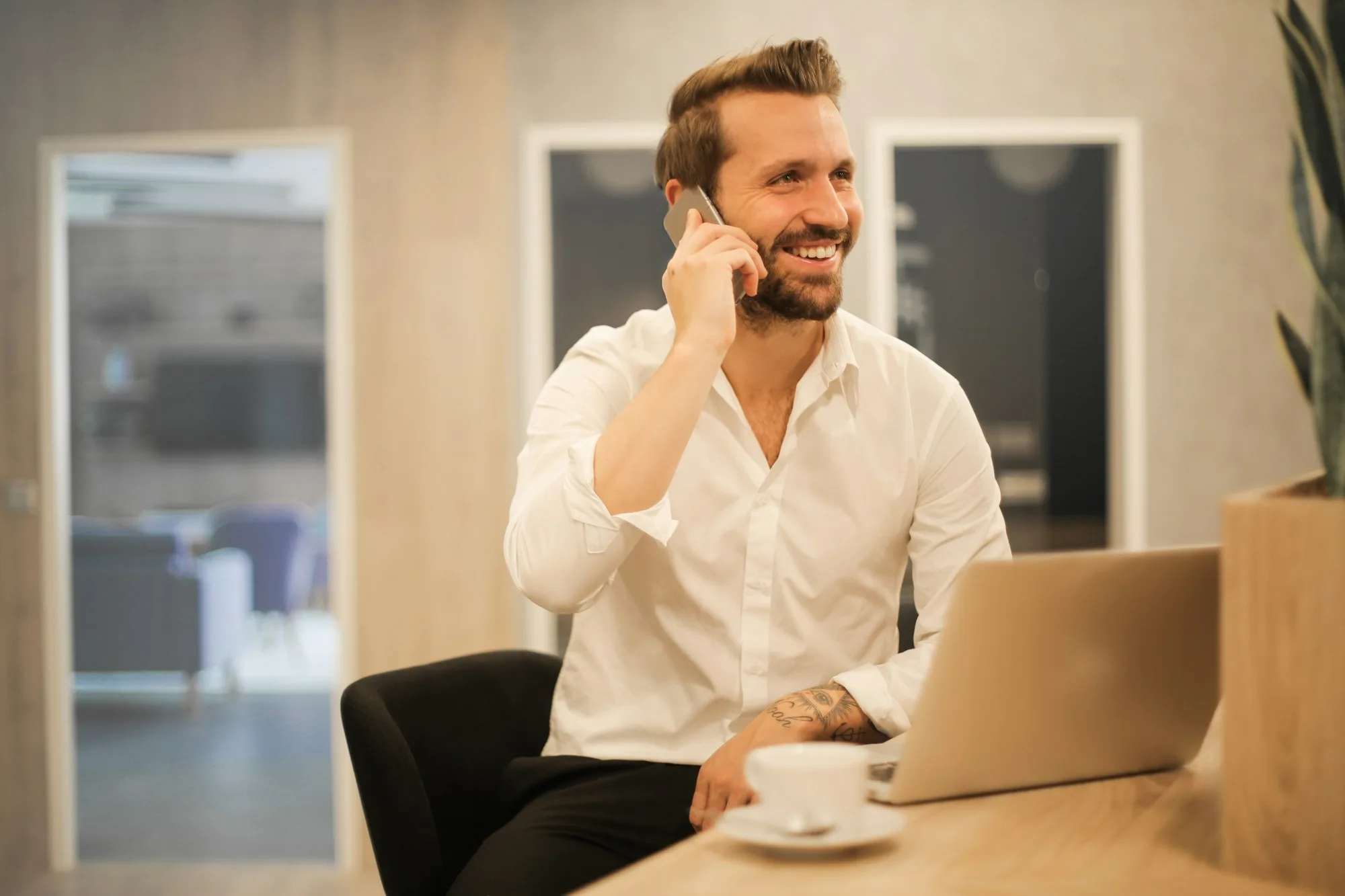 Nhân viên gọi lại ngay cho khách vừa để lại thông tin, bước quan trọng khi thu lead từ quảng cáo Facebook