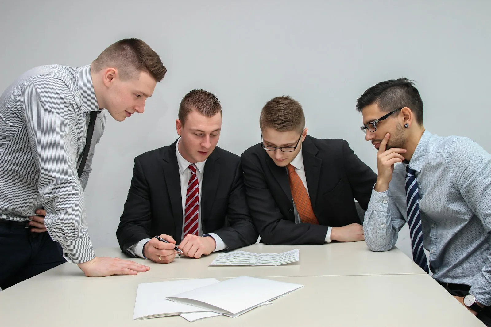 Quản lý hướng dẫn nhóm nhân viên trên tài liệu, vai trò super user trong đào tạo nhân sự khi triển khai phần mềm quản lý