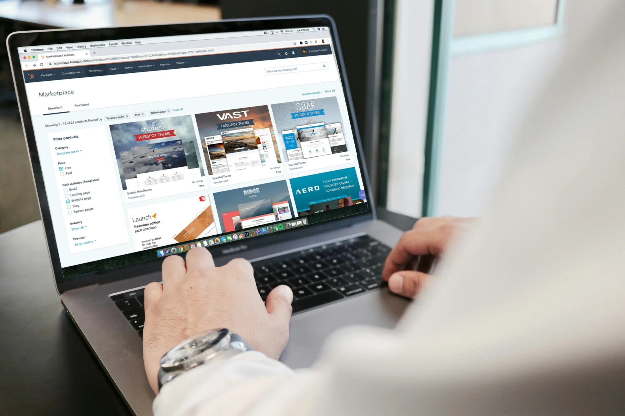Khách xem website trên laptop, nơi đặt khung live chat thu lead