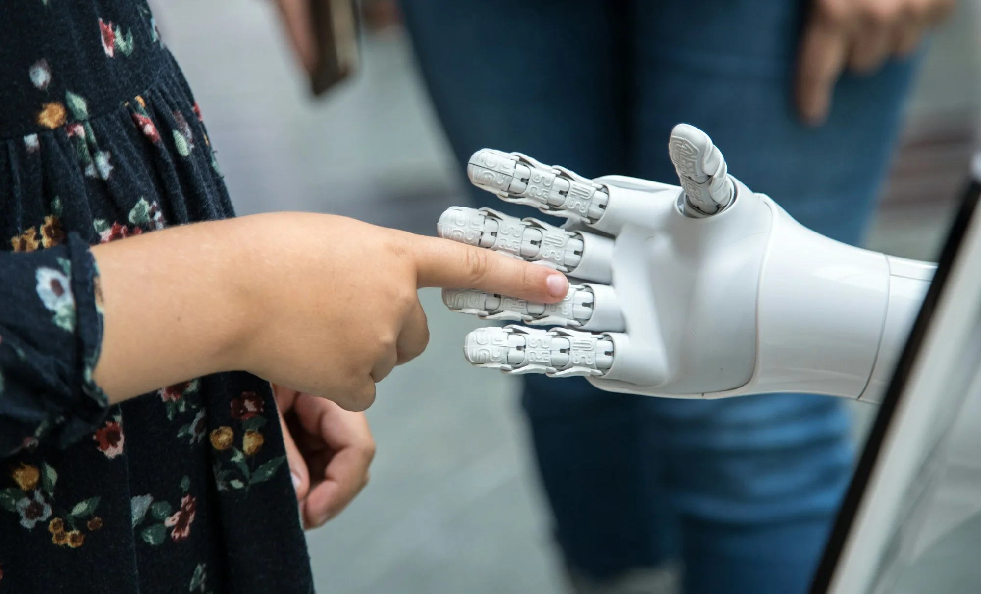 Bàn tay người chạm tay robot, minh họa khoảng cách kỹ năng khi doanh nghiệp Việt ứng dụng AI