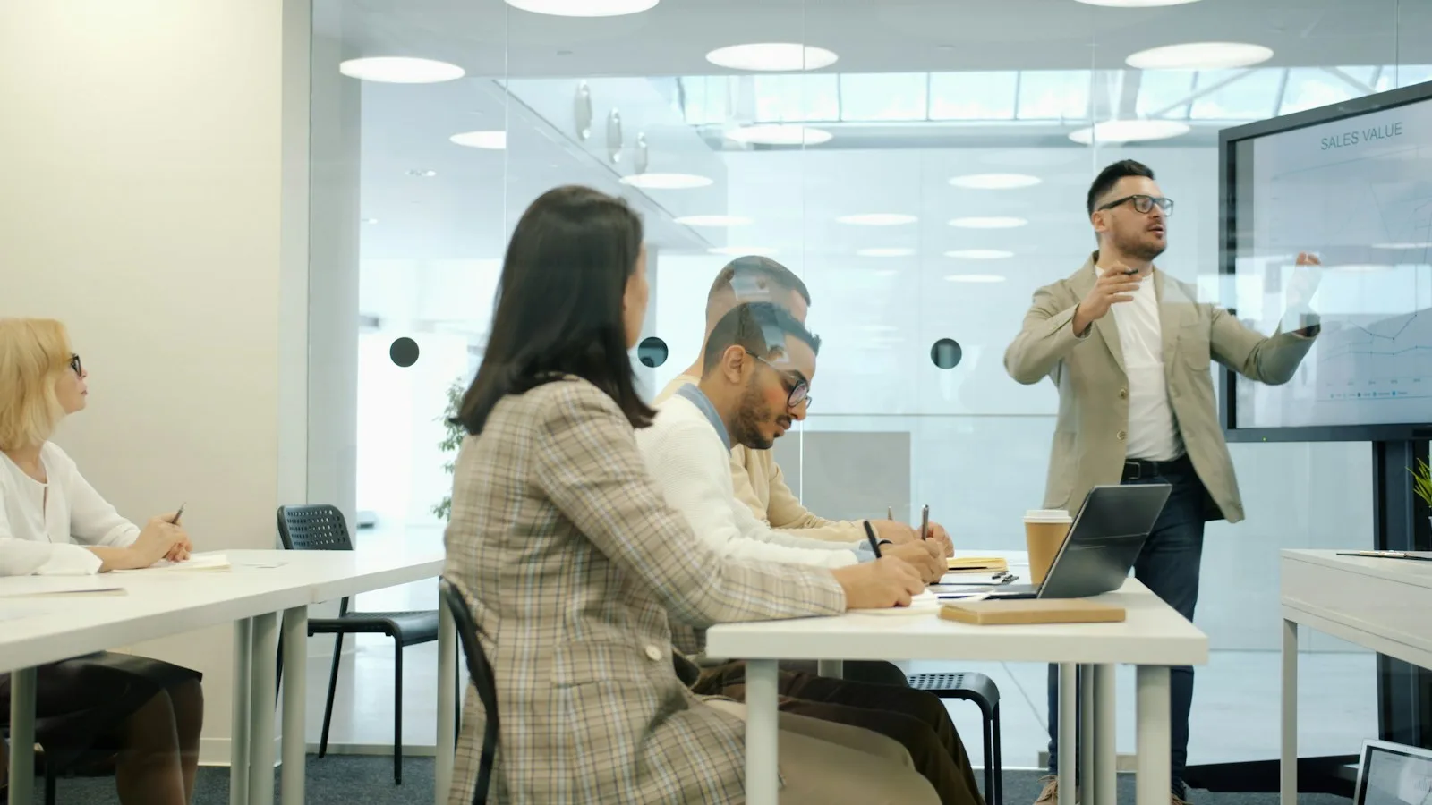 Người hướng dẫn trình bày cho nhân viên trong phòng họp, buổi đào tạo nhân sự khi triển khai phần mềm quản lý