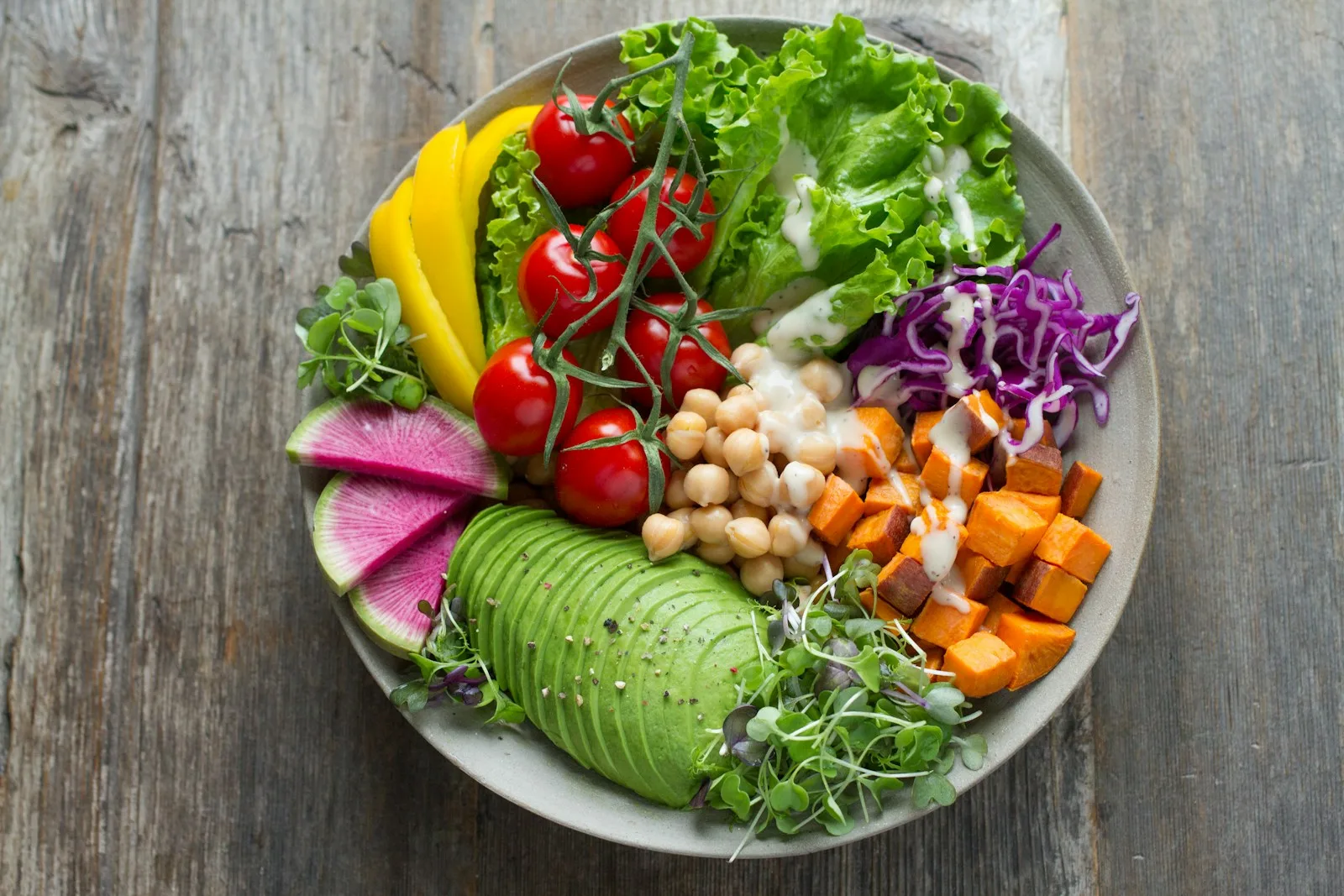 Tô salad rau củ chay nhiều màu, minh họa case study CRM cho nhà hàng chay Chay Garden