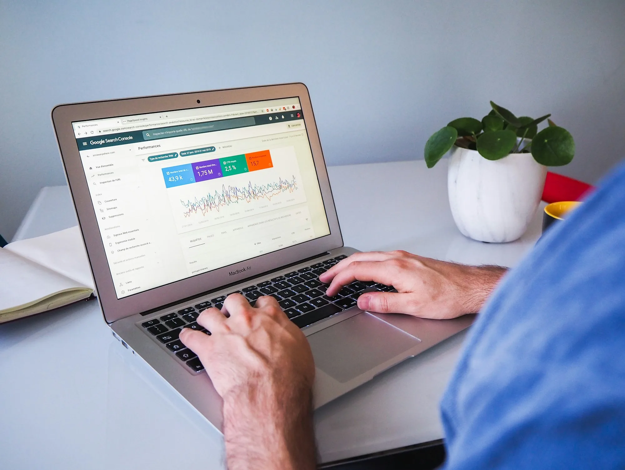 Báo cáo Hiệu suất của Google Search Console trên laptop, nơi đo kết quả khi áp dụng GEO là gì vào thực tế