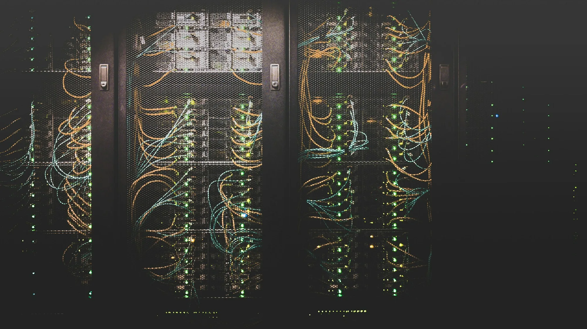 Tủ máy chủ email tại chỗ trước khi chuyển Exchange lên cloud