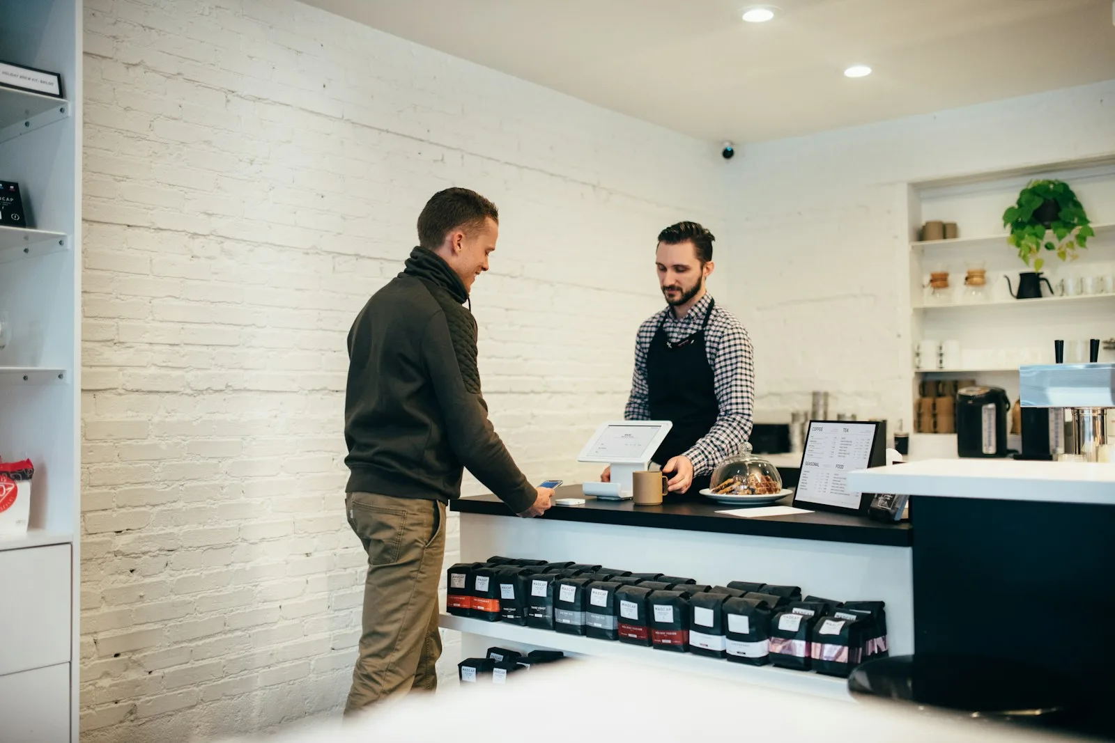 Khách hàng quen gọi món tại quầy quán cà phê, ví dụ cho Customer Lifetime Value là gì