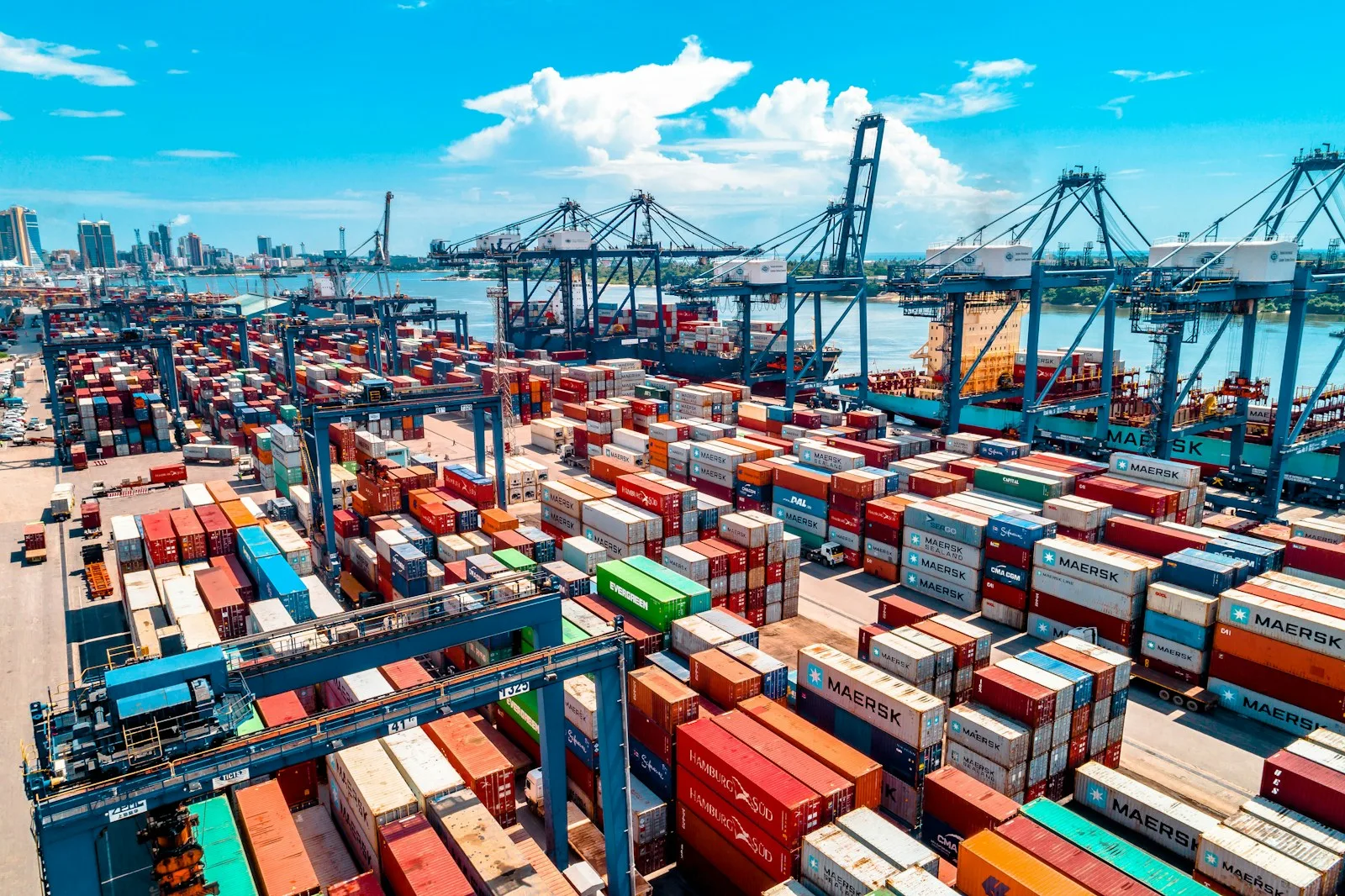 Cảng container nhìn từ trên cao, bối cảnh dùng Zoho CRM cho doanh nghiệp logistics forwarder
