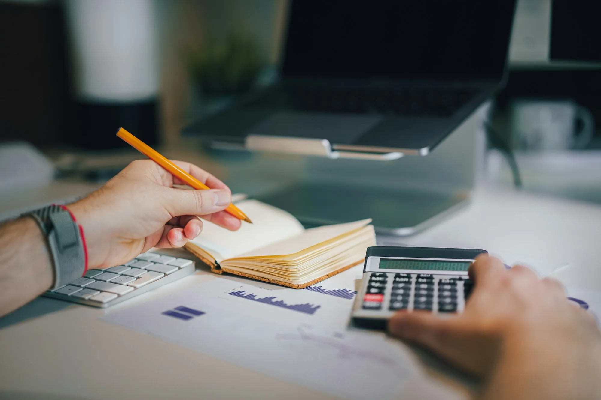 Người lập bảng tính chi phí bằng máy tính cầm tay, bước ước tính chi phí triển khai AI trong doanh nghiệp