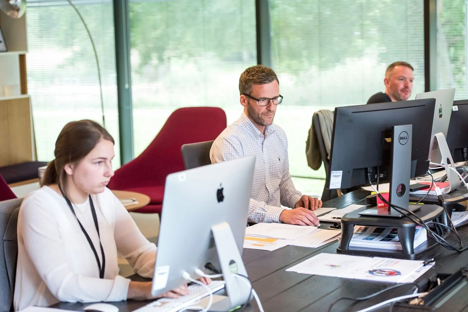 Đội kinh doanh làm việc trên máy tính tại văn phòng, đối tượng của tự động hoá CRM cho đội sale