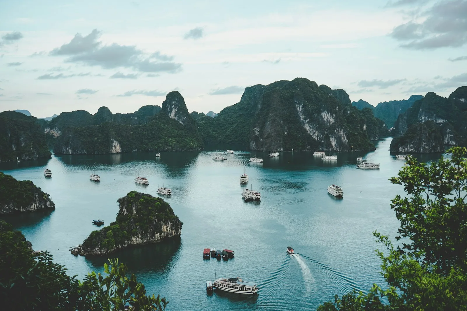 Vịnh Hạ Long với tàu du lịch, điểm đến theo mùa mà CRM cho công ty du lịch lữ hành theo dõi