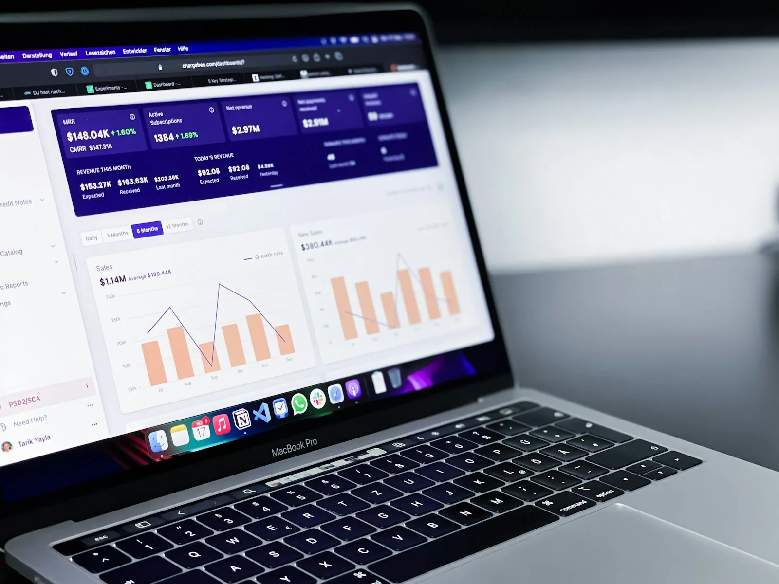 Laptop hiển thị biểu đồ doanh số theo giai đoạn, minh họa Sales Pipeline là gì trên CRM