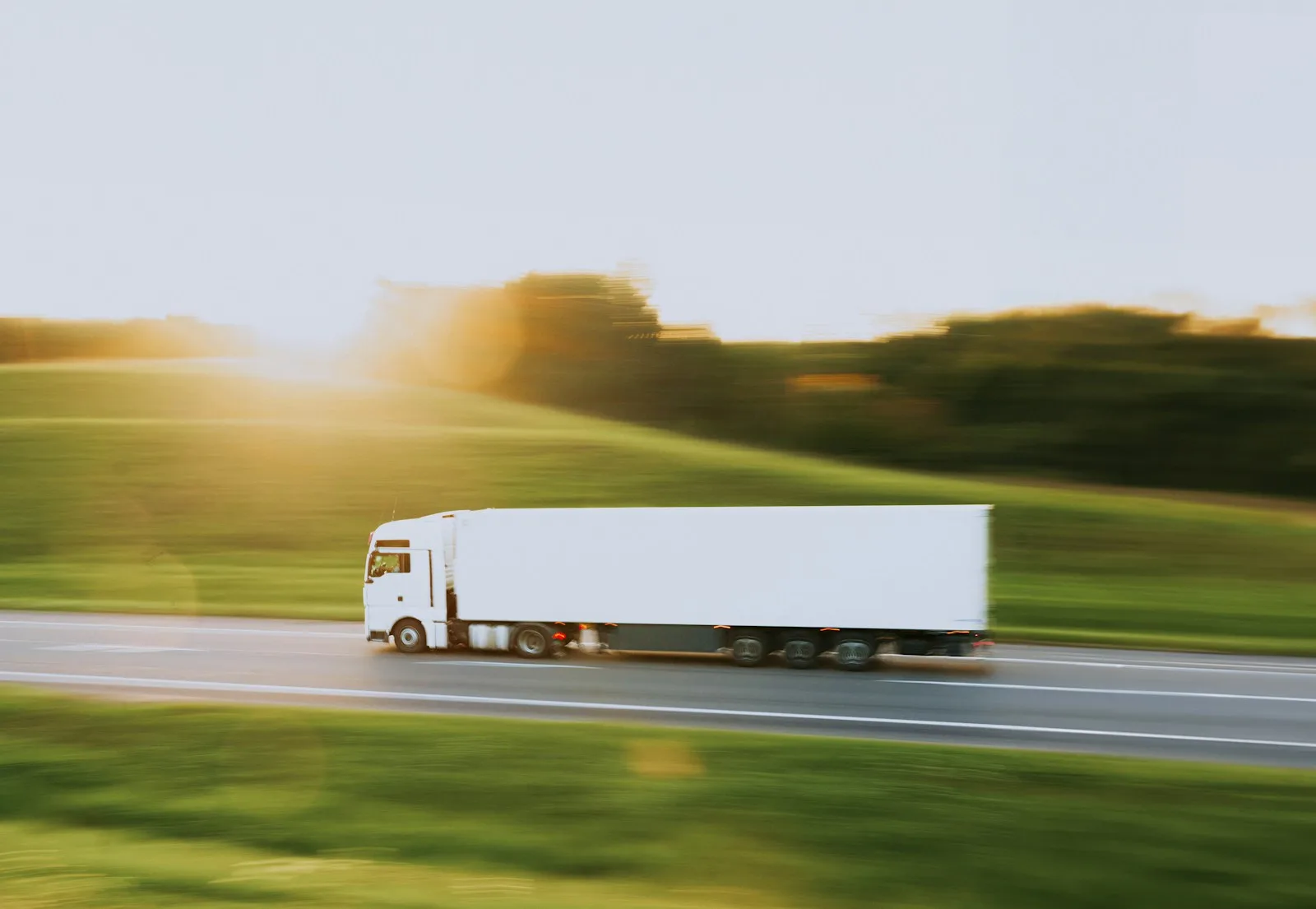 Xe tải container chạy trên đường cao tốc, khâu vận chuyển mà Zoho CRM cho doanh nghiệp logistics forwarder cần kết nối