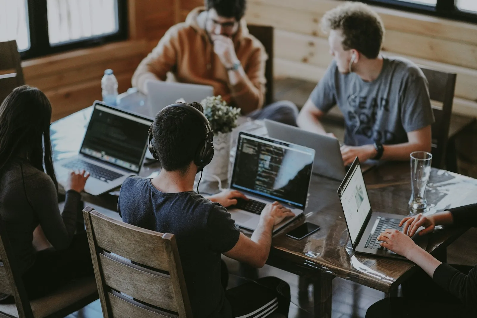Nhóm nhân viên làm việc chung trên laptop, minh họa đồng bộ dữ liệu sales marketing chăm sóc khách hàng