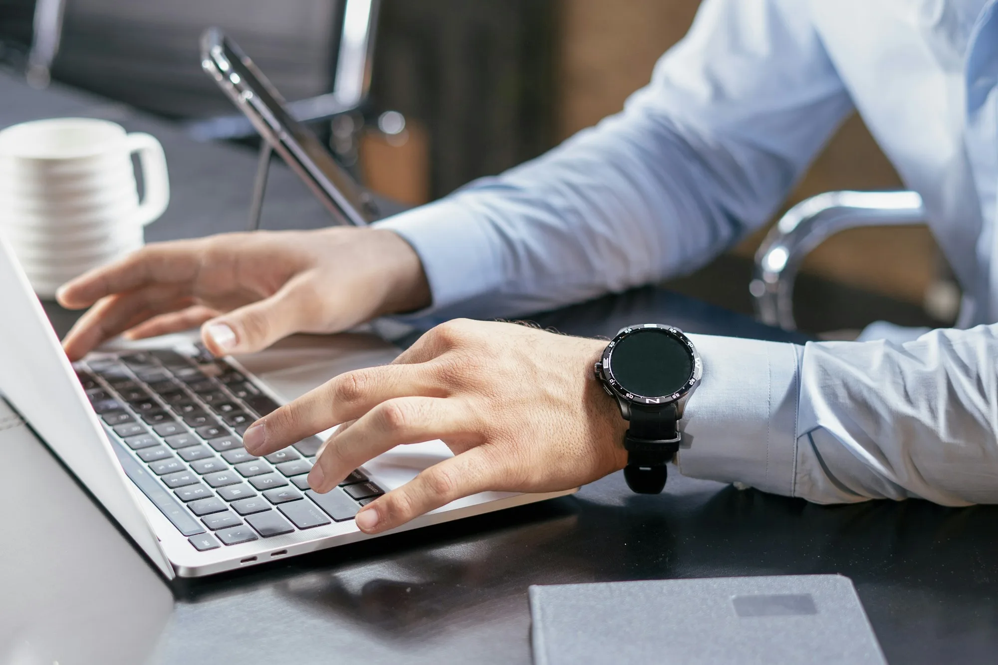 AI agent nhân viên văn phòng: nhân viên soạn thảo trên laptop, AI hỗ trợ phần việc lặp lại