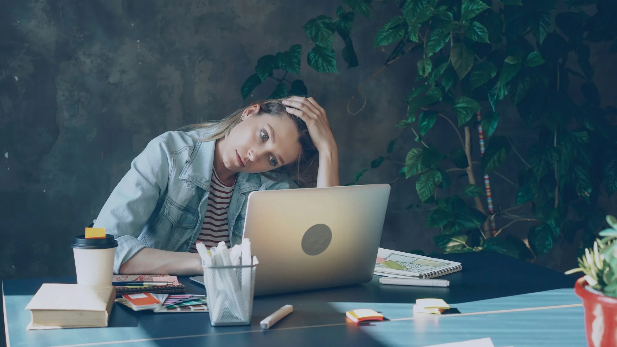 Nhân viên kiệt sức cuối ngày vì quá tải email