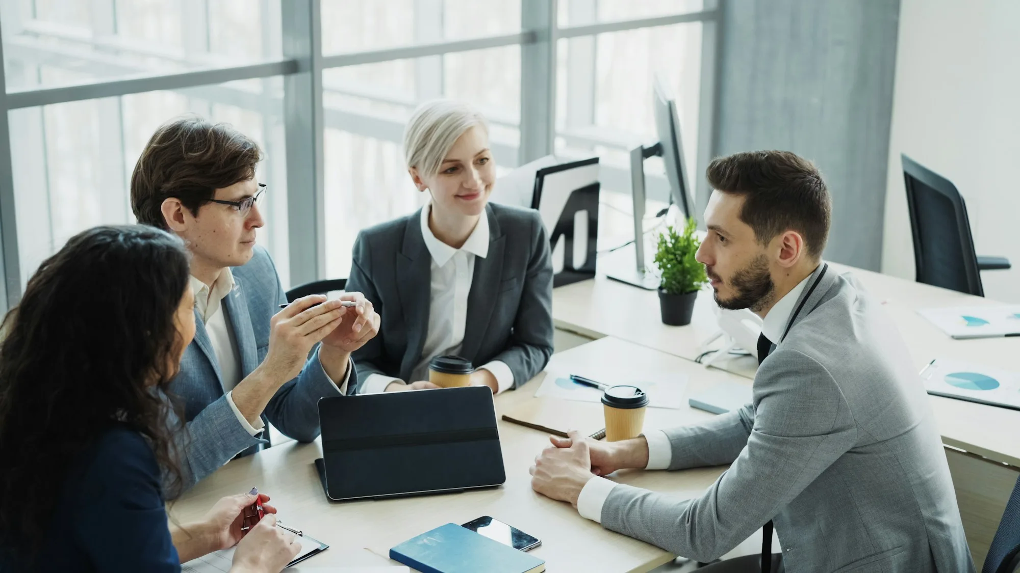 Nhóm nhân viên thảo luận quanh bàn họp, nhóm mua quyết định trong hành vi mua hàng B2B