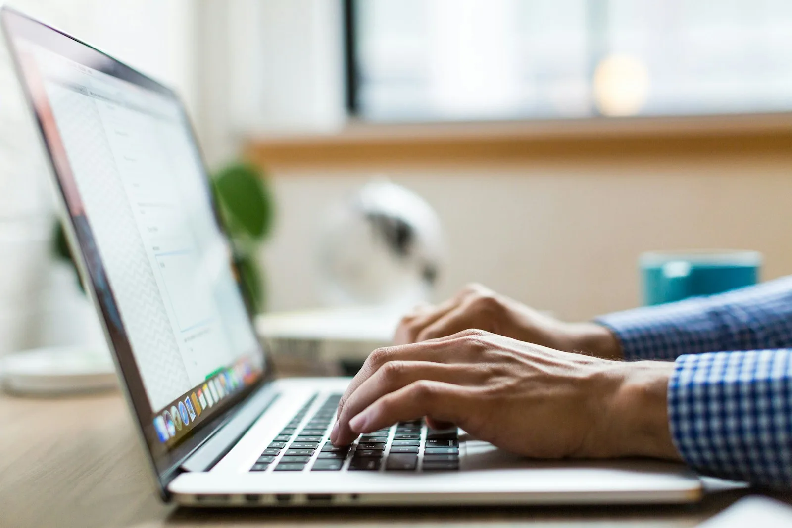 Thay thế Microsoft 365 bằng Zoho: nhân viên soạn email gửi đối tác nước ngoài