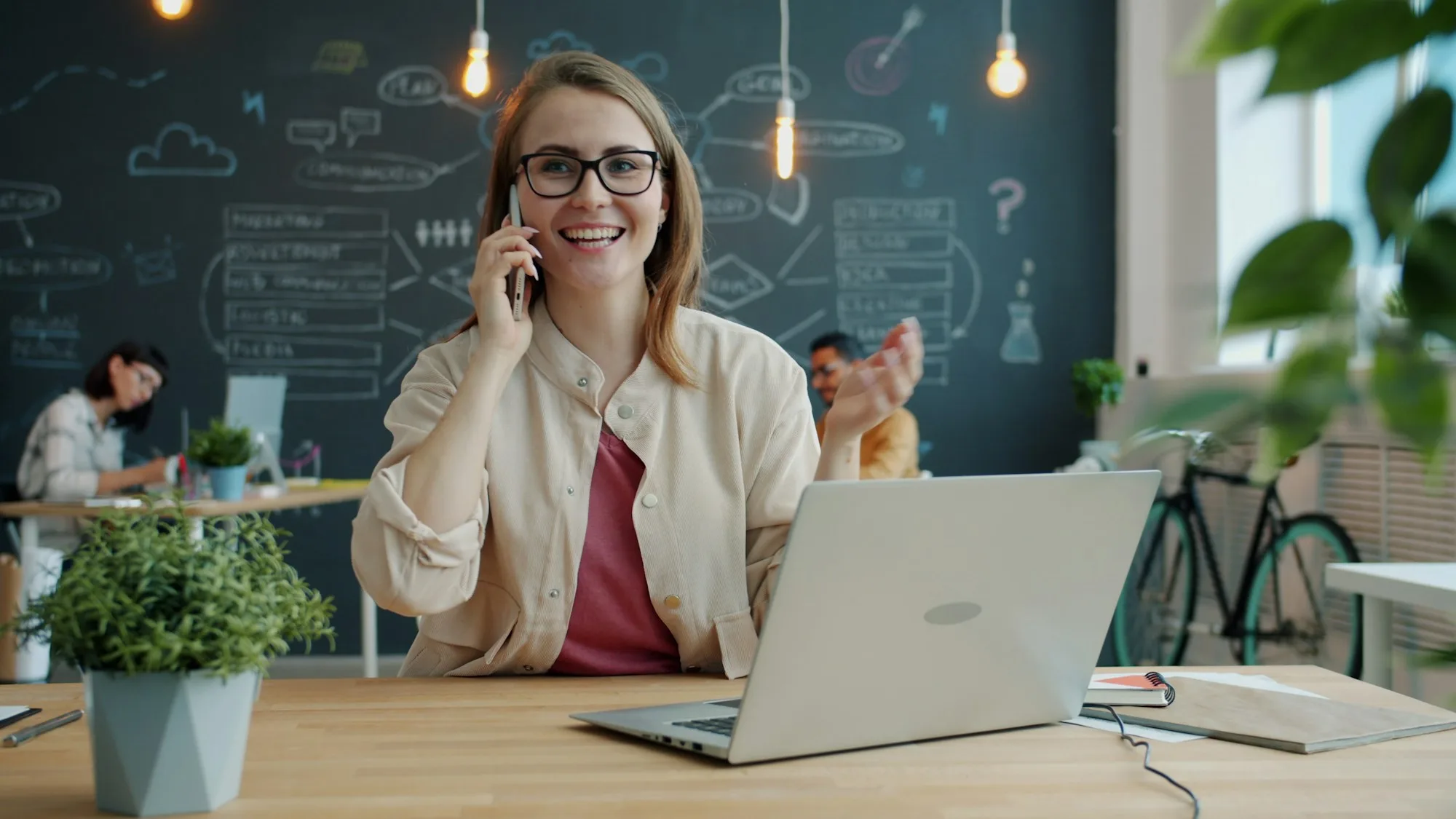Tư vấn viên gọi lại phụ huynh, công việc được nhắc từ CRM cho trung tâm giáo dục