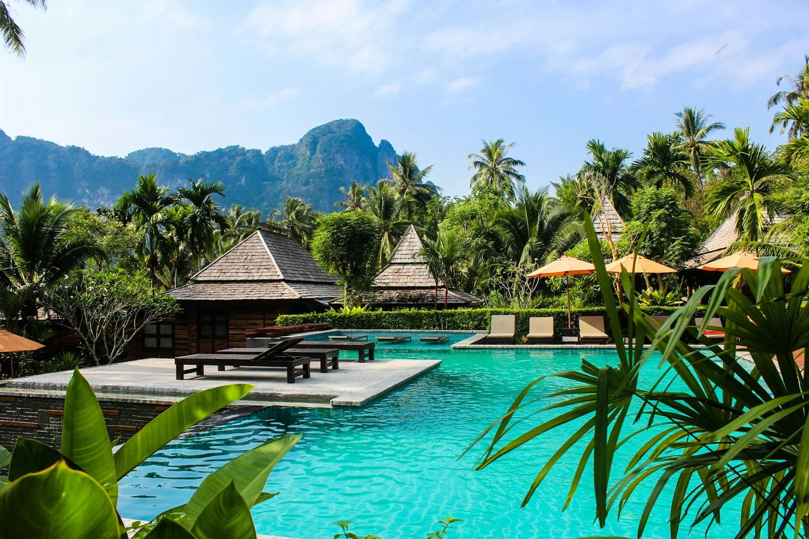 Hồ bơi resort giữa núi và rừng nhiệt đới, trải nghiệm mà CRM cho khách sạn resort cá nhân hóa