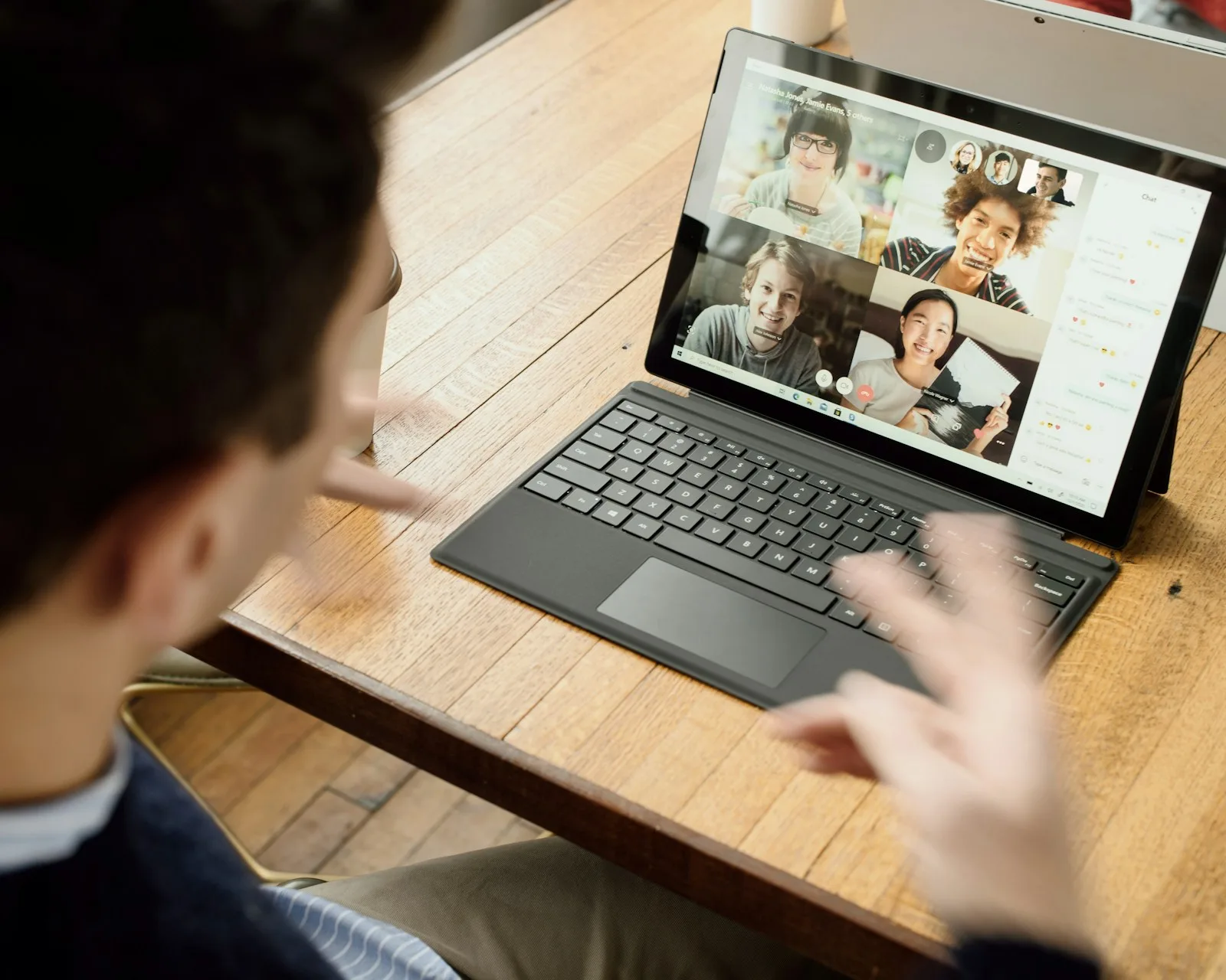 Họp trực tuyến với đối tác, điểm cần thử khi thay thế Microsoft 365 bằng Zoho