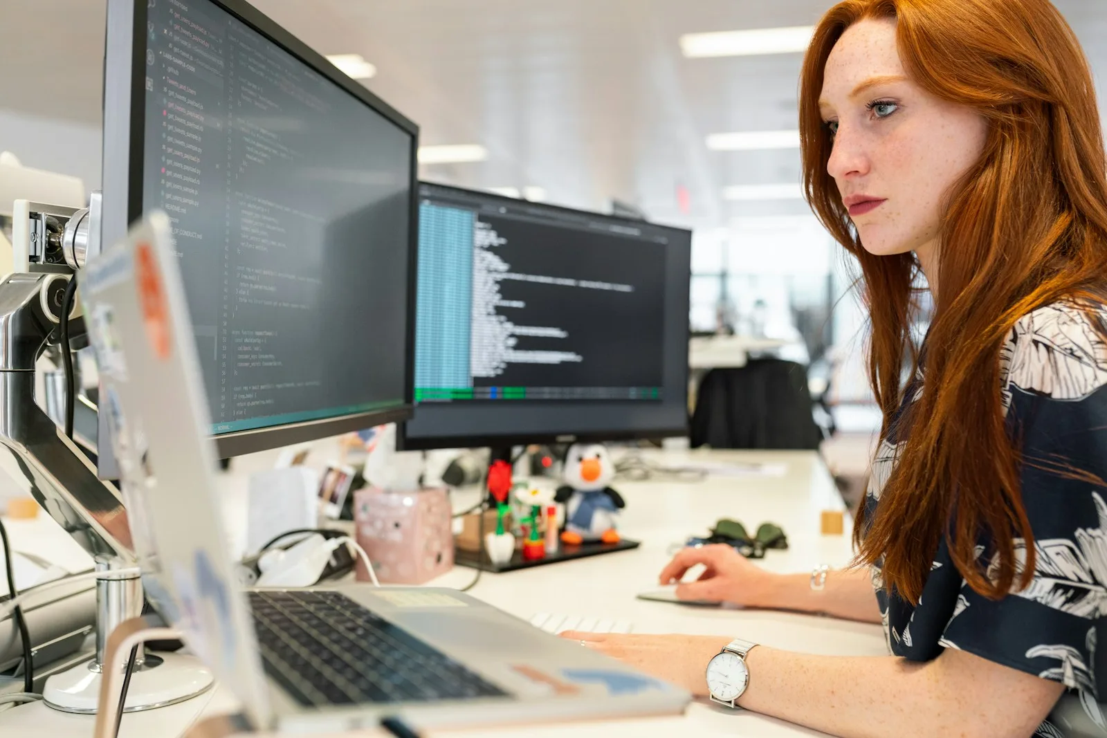 Nhân viên làm việc với nhiều màn hình phần mềm, bước dùng thử khi chọn CRM phù hợp với ngành