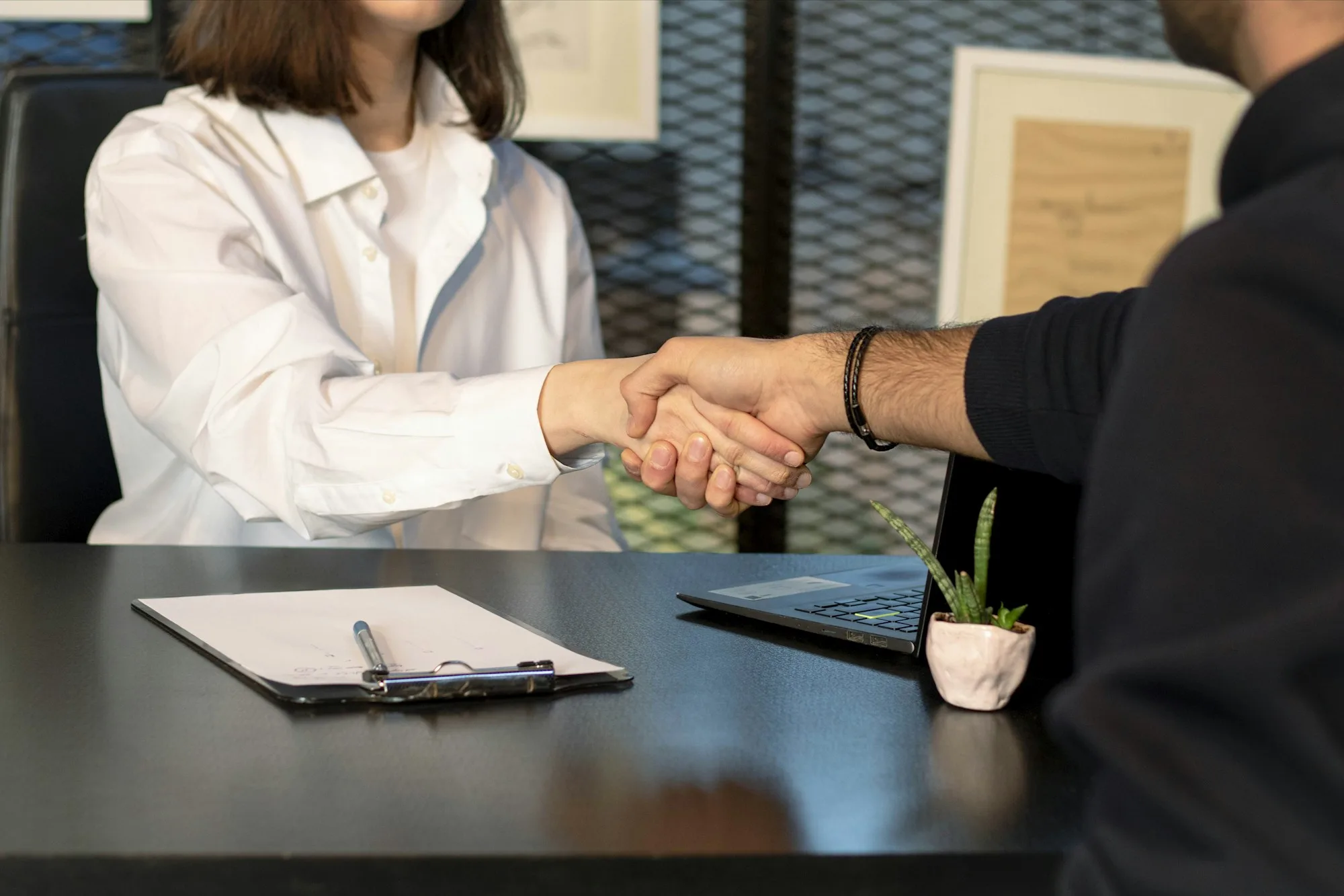 Hai bên bắt tay sau khi làm rõ điều khoản trước khi mua Zoho CRM
