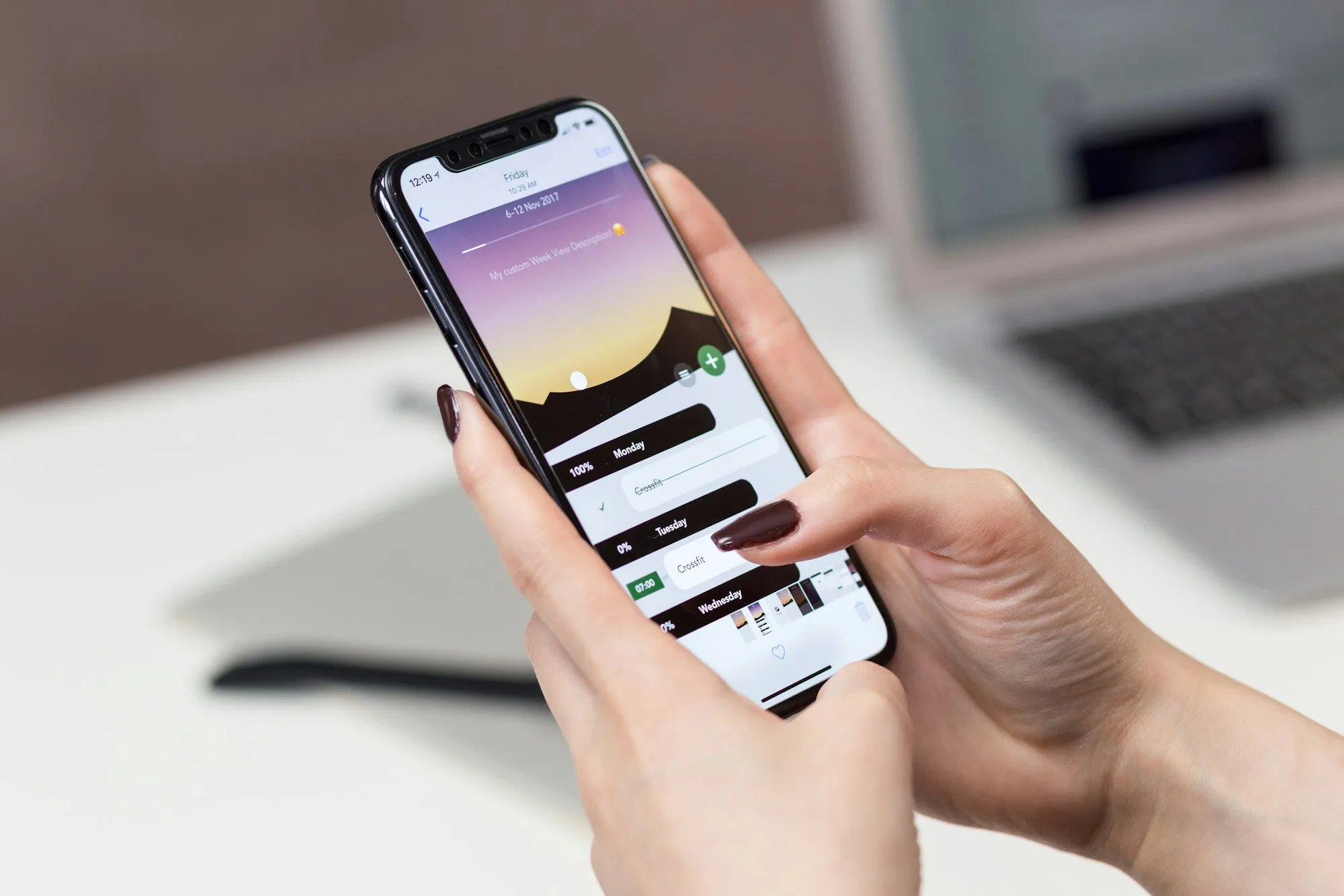Nhân viên dùng điện thoại, một câu hỏi cần kiểm tra trước khi mua Zoho CRM