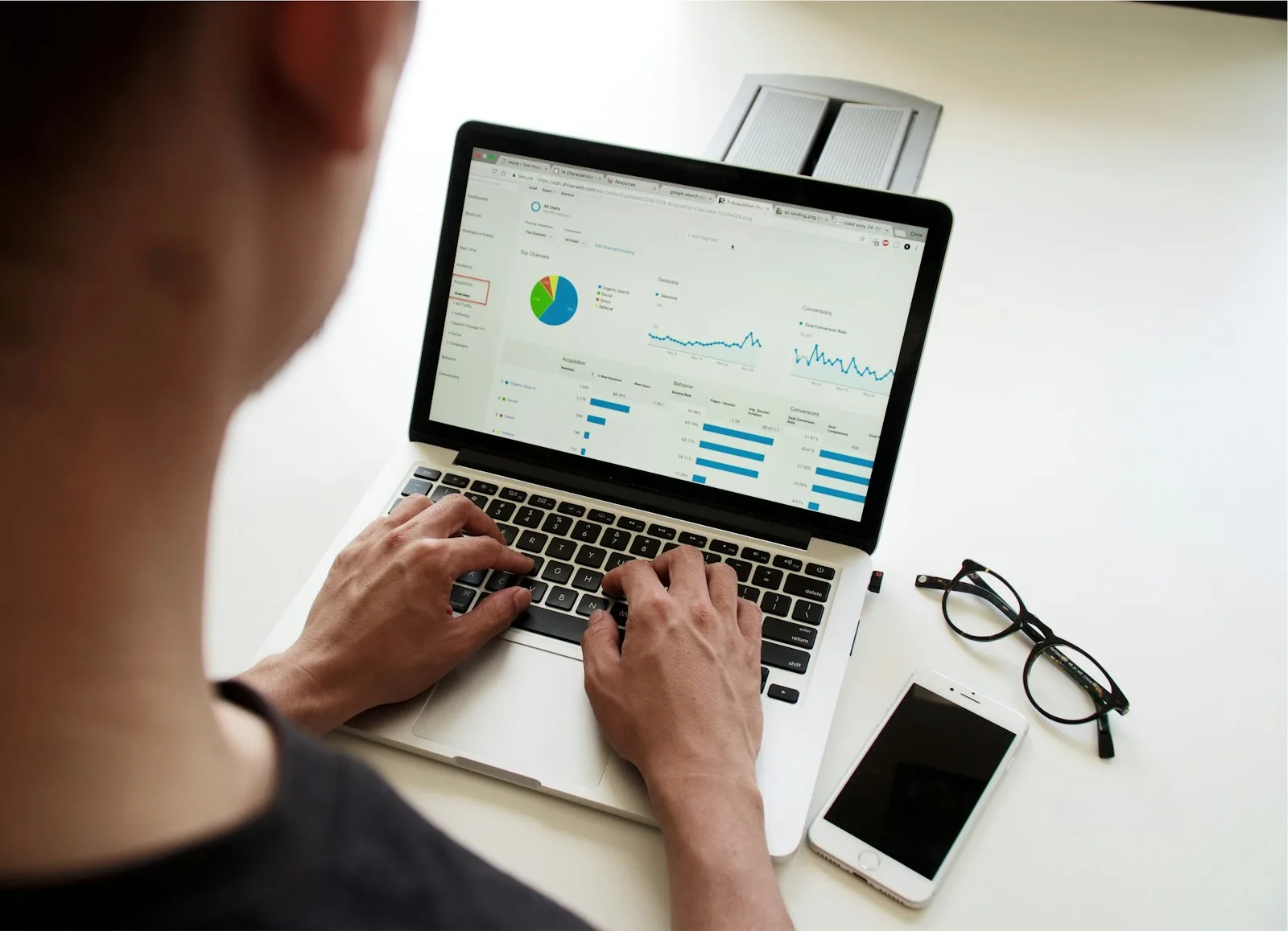 Nhân viên xem biểu đồ phân tích trên laptop, minh họa văn hóa dữ liệu doanh nghiệp