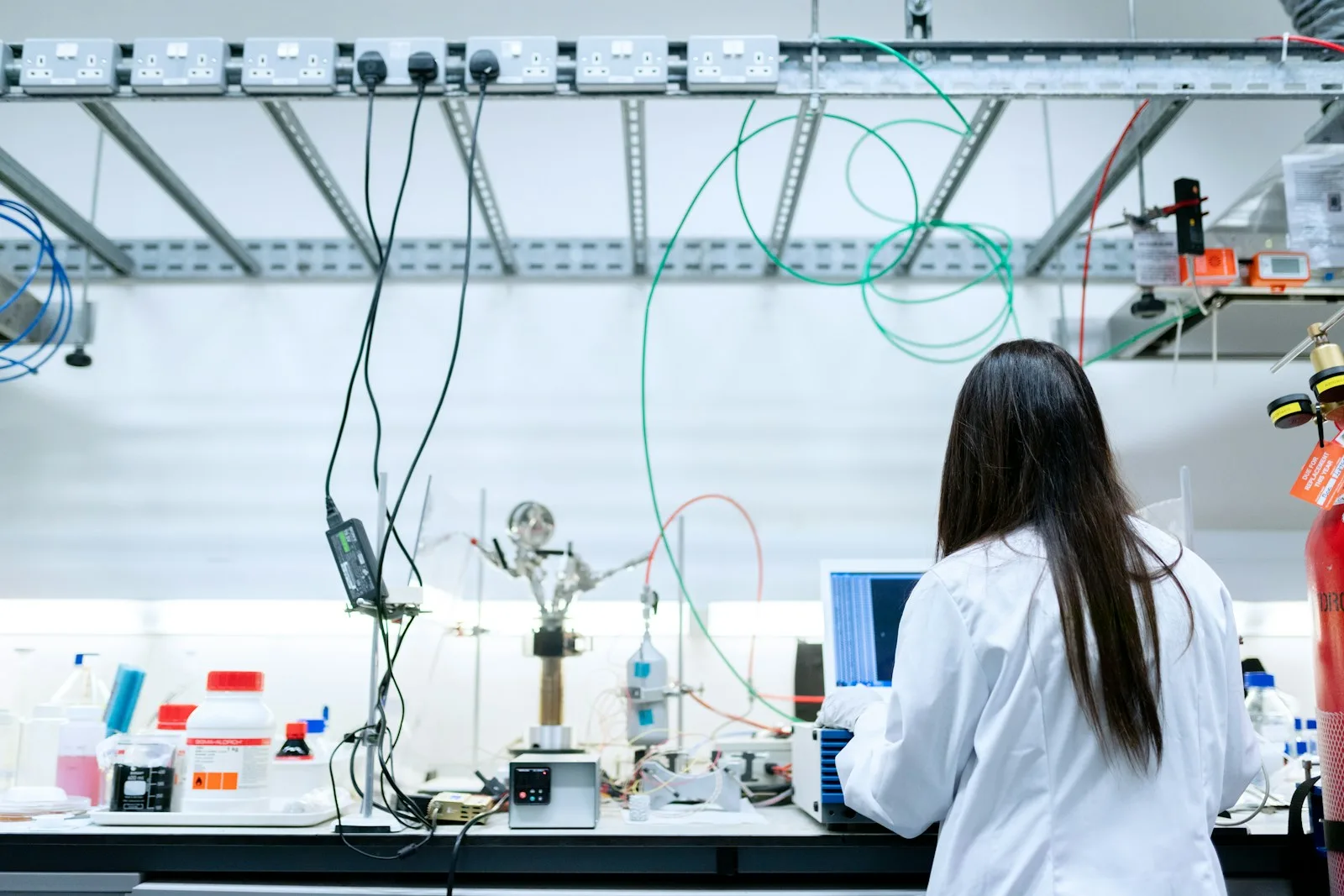 Nhà nghiên cứu làm việc trong phòng thí nghiệm, minh họa case study Zoho Projects cho phòng R&D