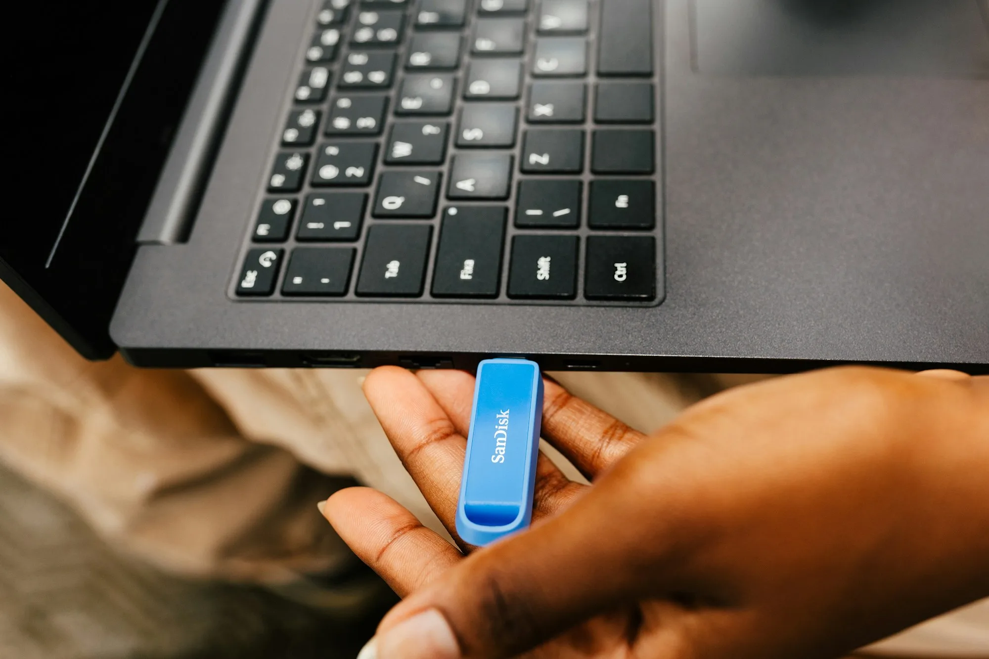 Chép dữ liệu ra USB, một cách nhân viên sale nghỉ việc mang dữ liệu khách hàng đi